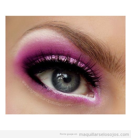 Maquillaje de ojos en tonos rosa brillante, blanco y purpurina