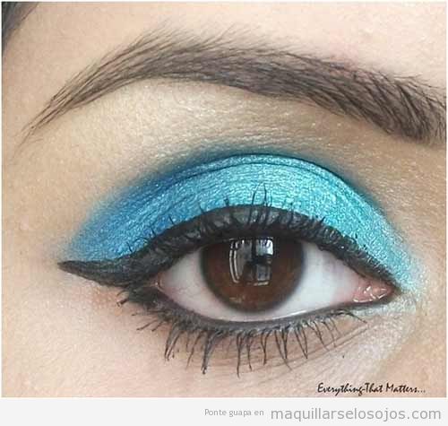 Maquillaje de ojos con sombra azul turquesa brillante