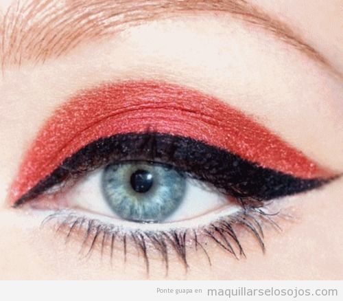 Maquillaje de ojos en rojo y negro estilo diablo