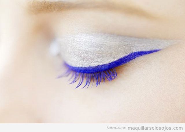 Maquillaje de ojos blanco con delineador en azul