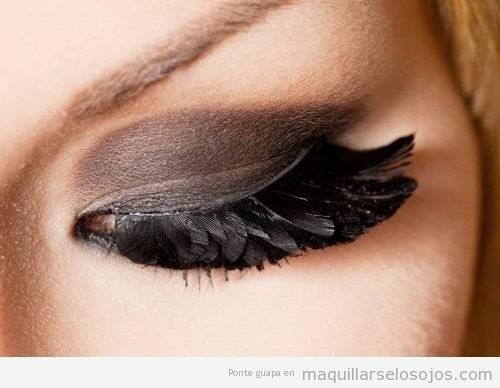 Maquillaje de ojos especial con plumas pegadas en las pestañas