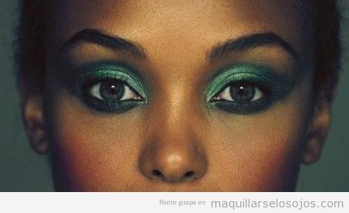 Maquillaje de ojo en tonos verdes luminosos para pieles negras o muy oscuras
