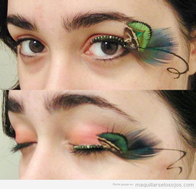 Maquillaje de ojos especial y original con plumas de colores en las pestañas