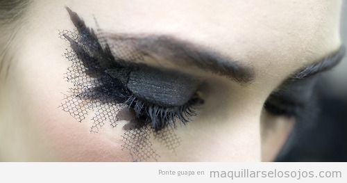 Maquillaje de ojos en negro con plumas y velo en pestañas