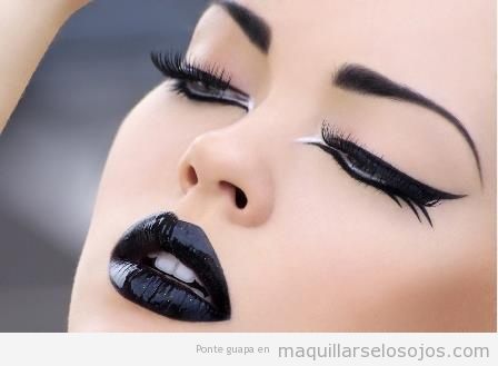 Maquillaje de ojos gótico en negro