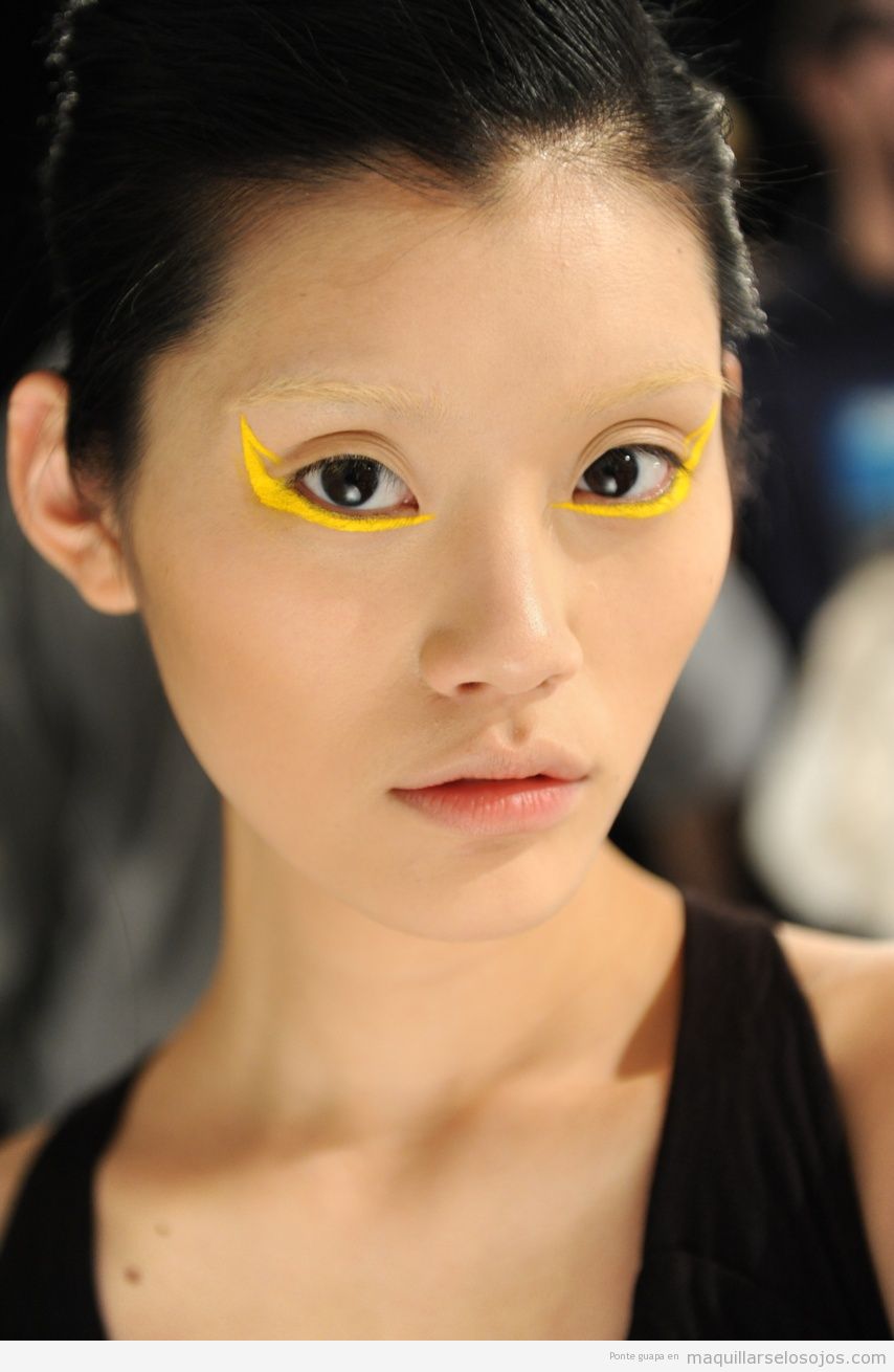 Maquillaje de ojos original, fantasía con líneas en amarillo