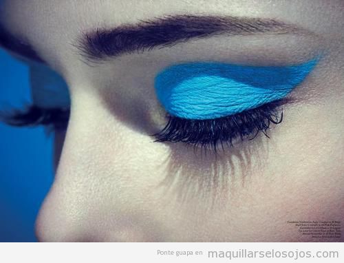 La modelo Coco Rocha con sombra de ojos azul