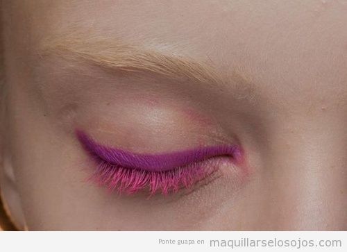 Maquillaje de ojos con eyeliner y máscara en rosa, Donna Karan Summer 13