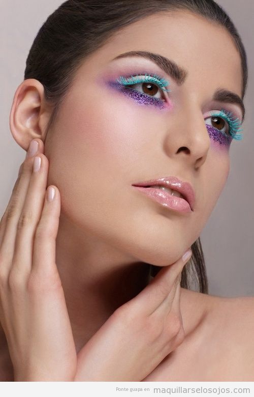 Idea maquillaje de ojos con pestañas color turquesa y purpurina lila