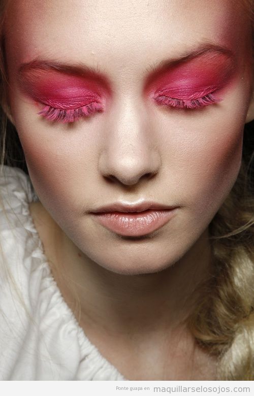 Maquillaje de ojos con sombra y pestañas en rosa fucsia