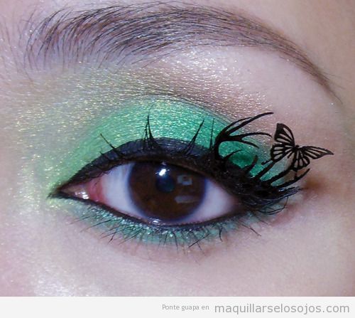 Maquillaje de ojos en tonos verdes con mariposa en las pestañas