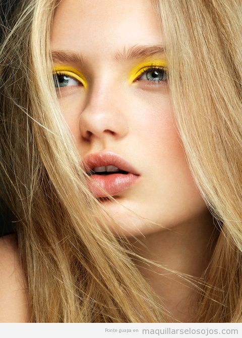 Maquillaje de ojos con sombra amarilla