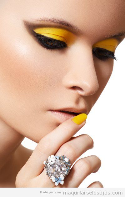 Maquillaje de ojos con sombra amarilla opaca, primavera 2013