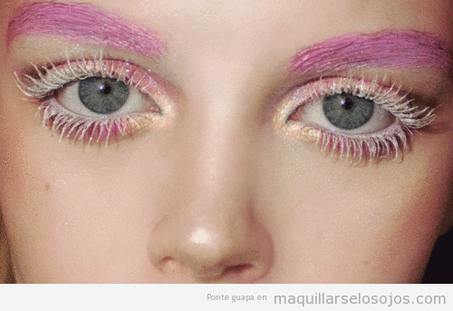 Maquillaje de ojos original, cejas rosas y pestañas beige