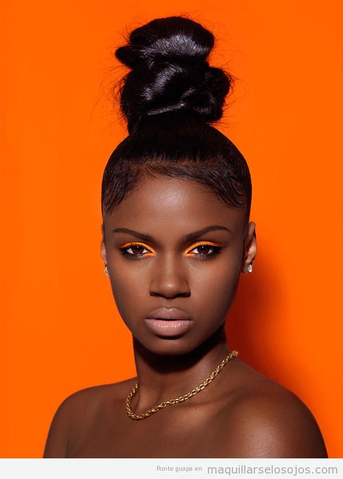 Maquillaje de ojos en naranja para pieles oscuras o de  raza negra