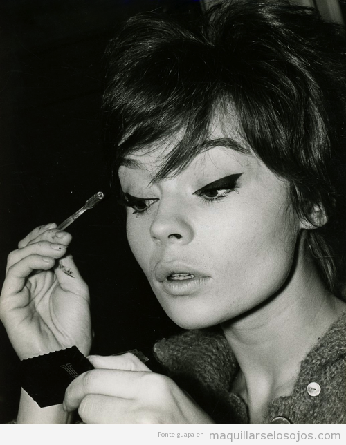 Imagen de Pascale Petit con un maquillaje de ojos estilo vintage, años 60