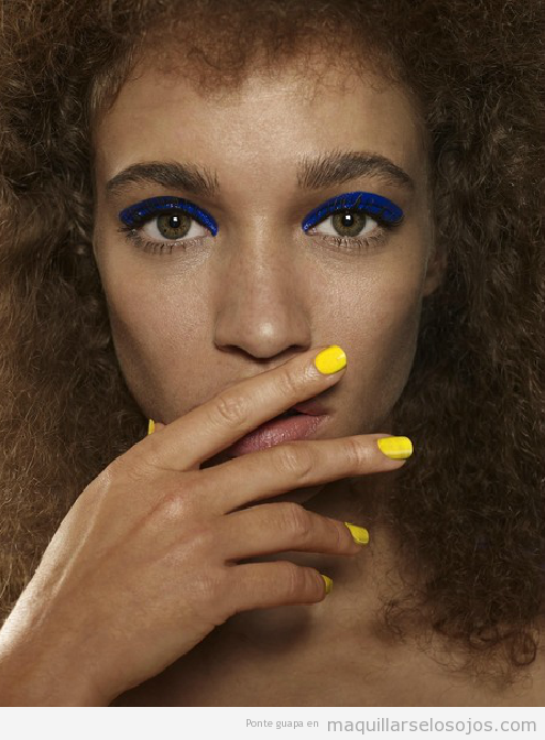 Maquillaje de ojos original en azul eléctrico para pieles morenas